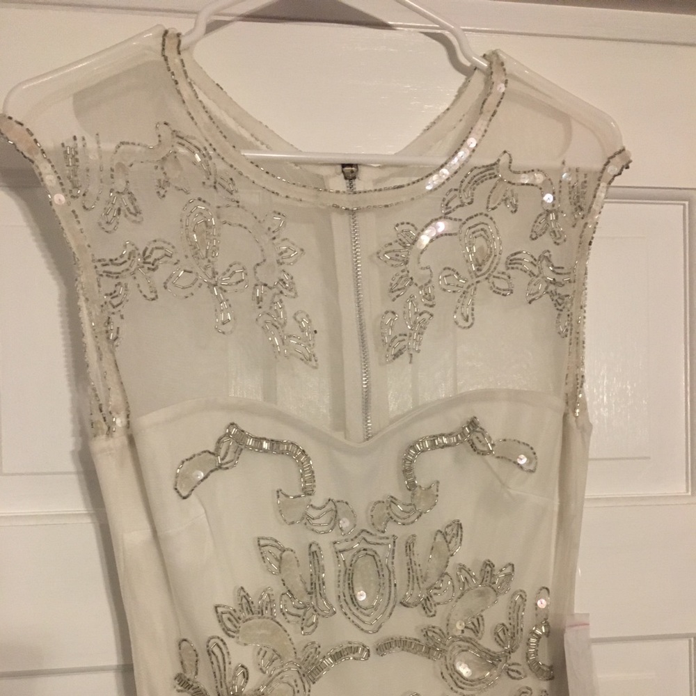 VENUS White short dress with embellishments and jewels